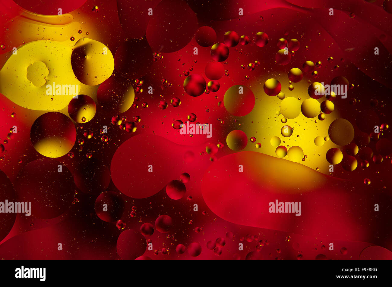 Acqua e olio. gocce di olio su acqua abstract Foto Stock