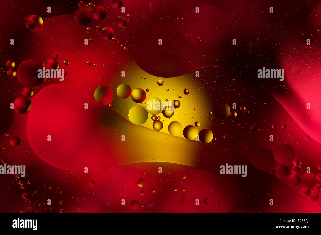 Acqua e olio. gocce di olio su acqua abstract Foto Stock