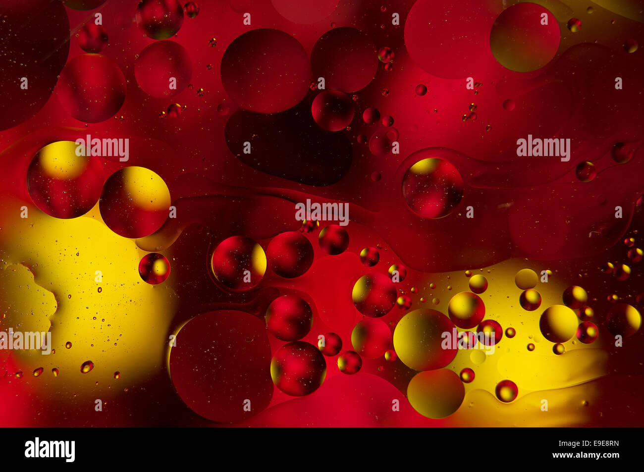 Acqua e olio. gocce di olio su acqua abstract Foto Stock