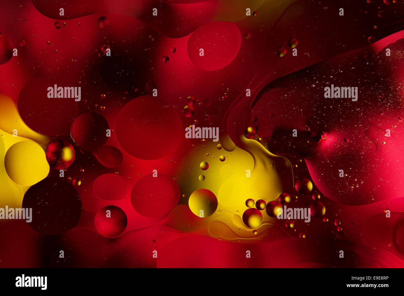 Acqua e olio. gocce di olio su acqua abstract Foto Stock