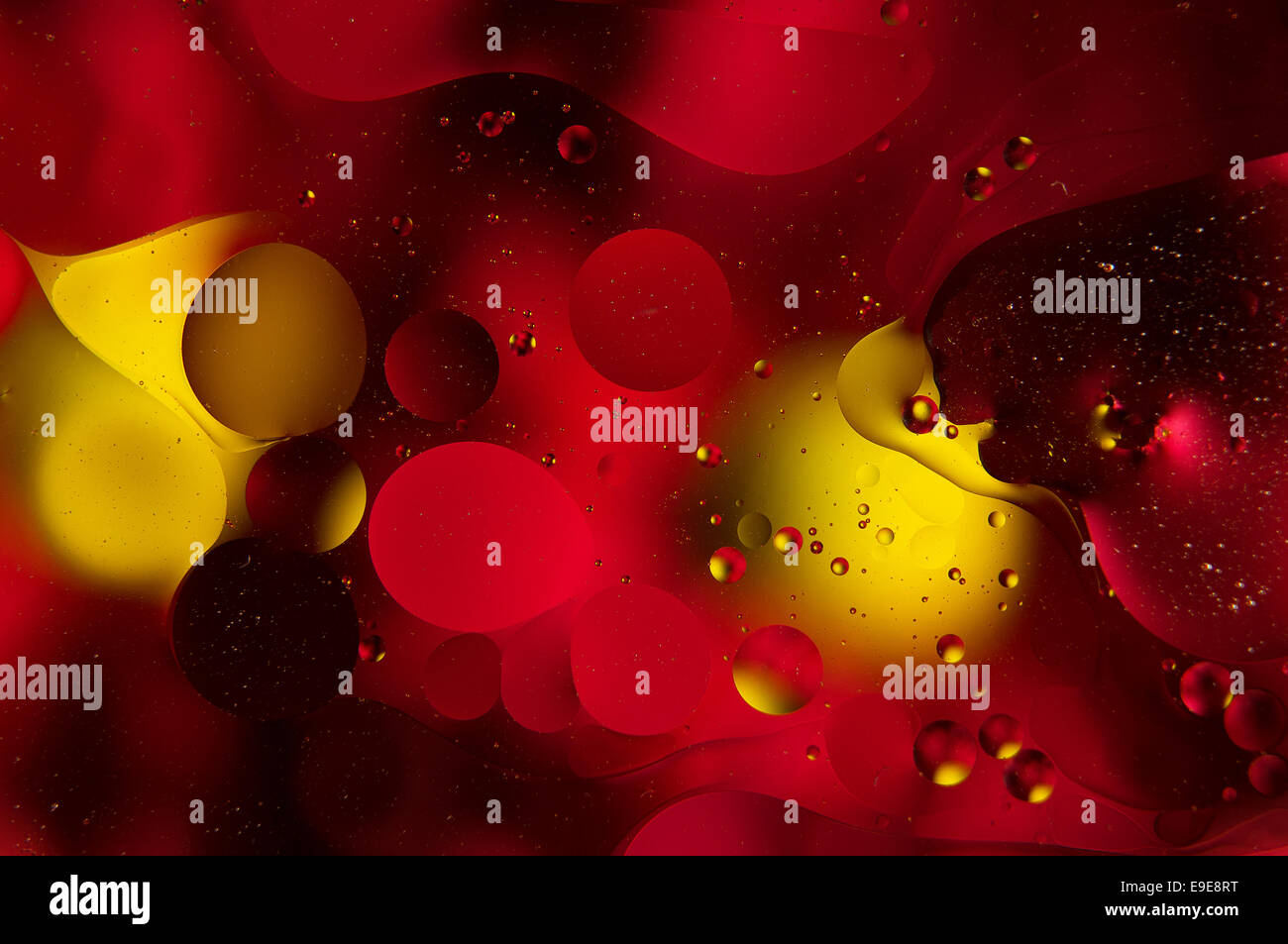 Acqua e olio. gocce di olio su acqua abstract Foto Stock