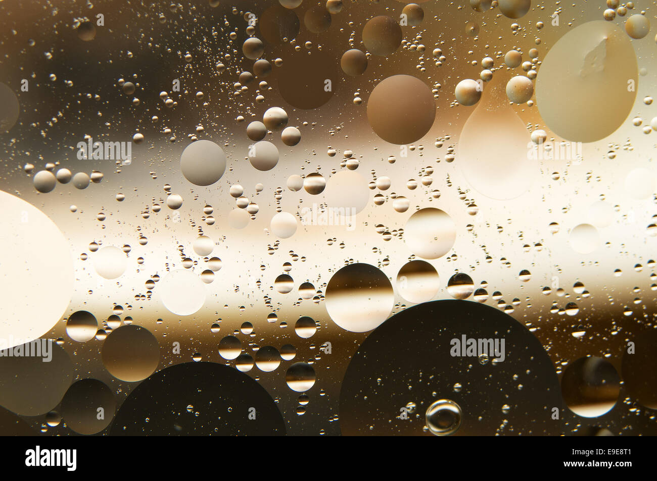 Acqua e olio. gocce di olio su acqua abstract Foto Stock