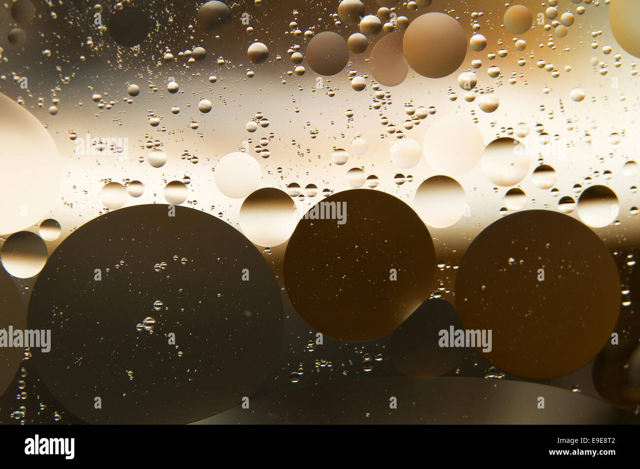 Acqua e olio. gocce di olio su acqua abstract Foto Stock