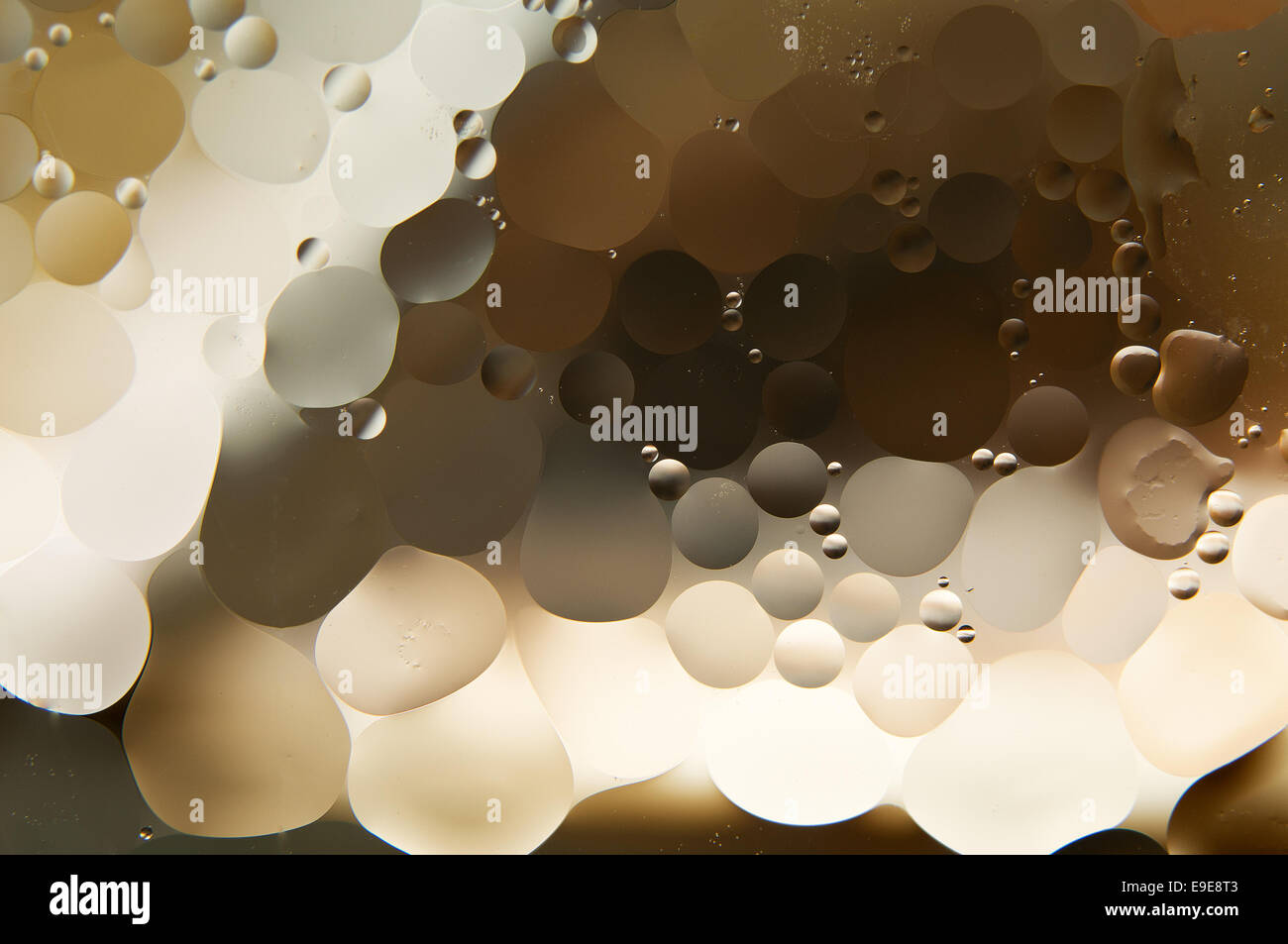 Acqua e olio. gocce di olio su acqua abstract Foto Stock