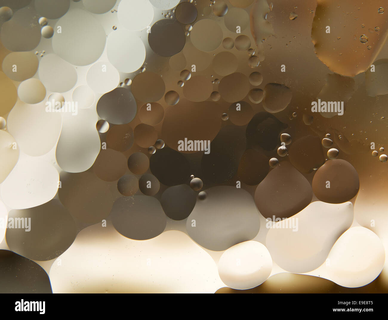 Acqua e olio. gocce di olio su acqua abstract Foto Stock