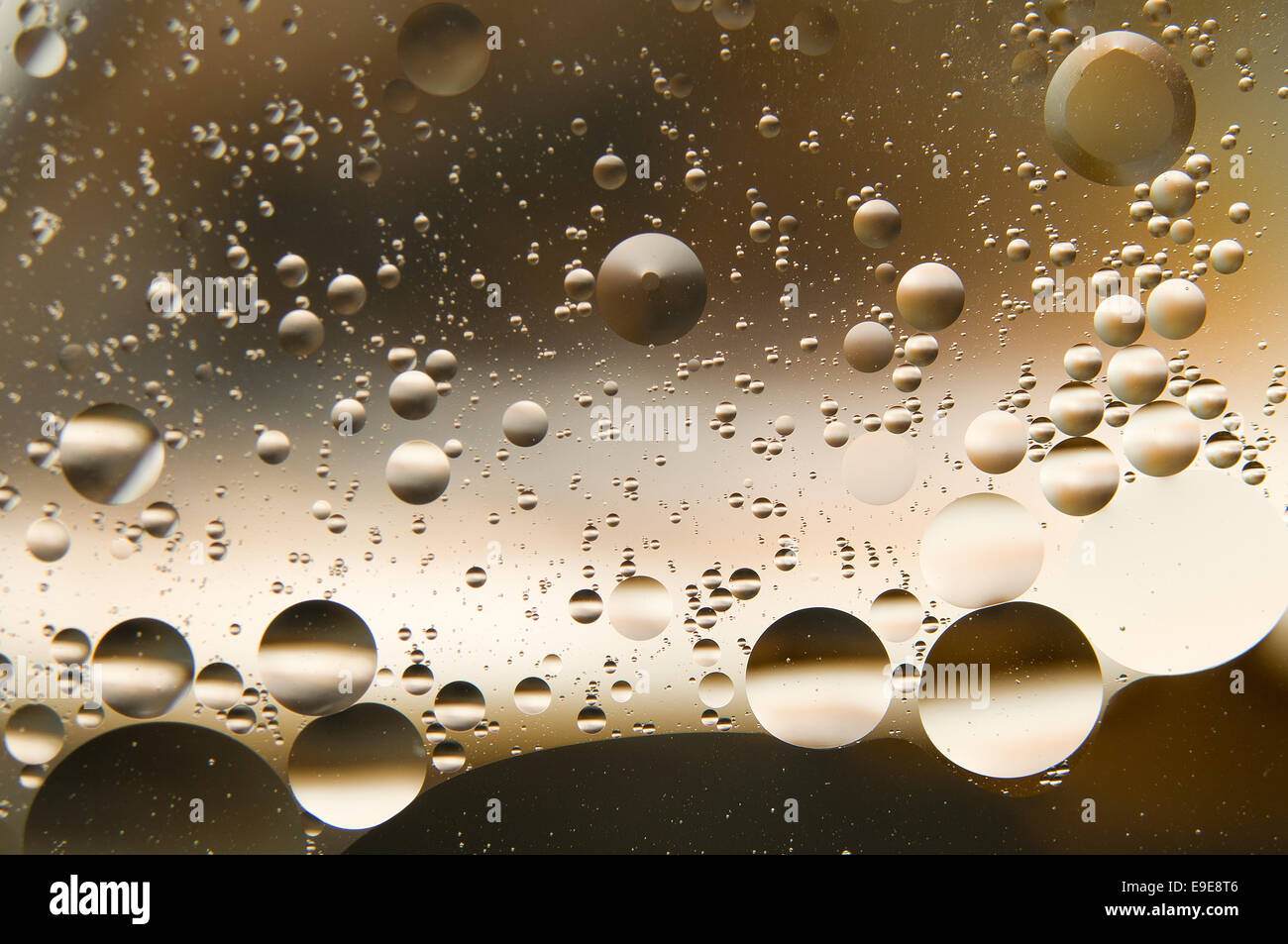 Acqua e olio. gocce di olio su acqua abstract Foto Stock