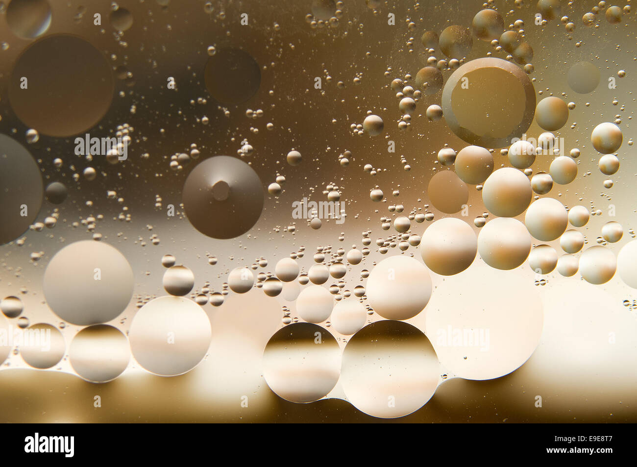 Acqua e olio. gocce di olio su acqua abstract Foto Stock