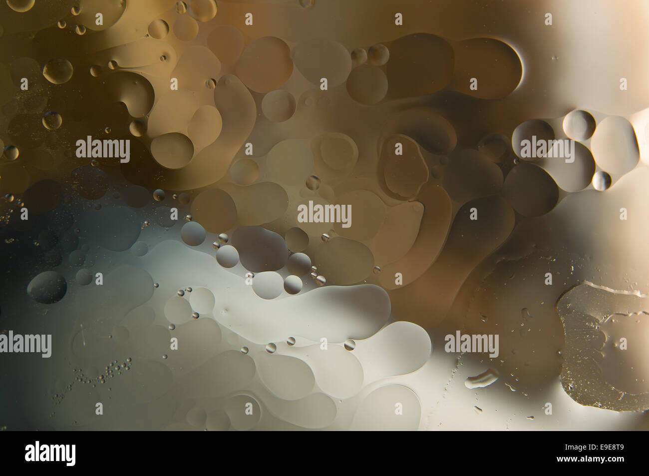 Acqua e olio. gocce di olio su acqua abstract Foto Stock