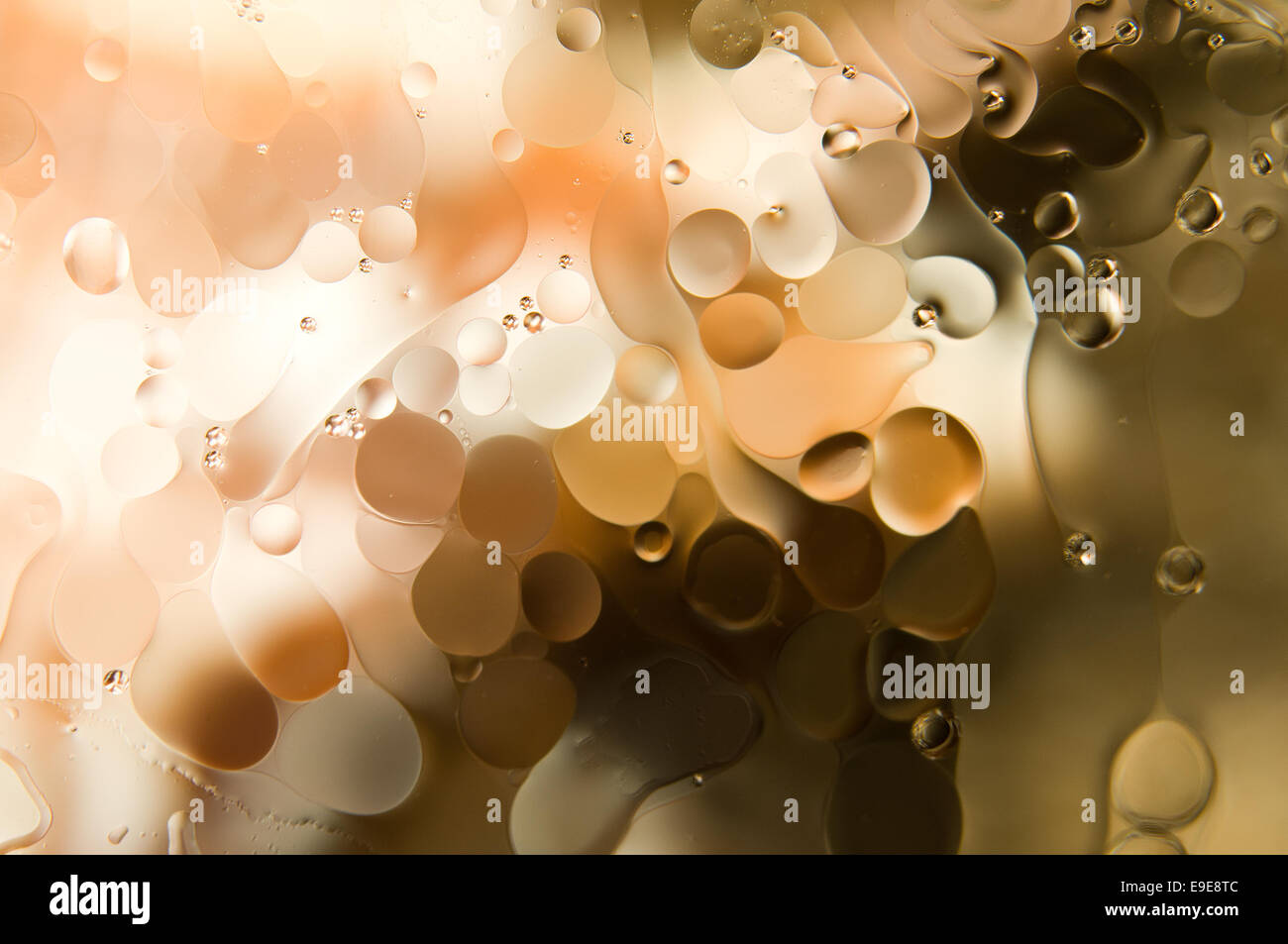 Acqua e olio. gocce di olio su acqua abstract Foto Stock