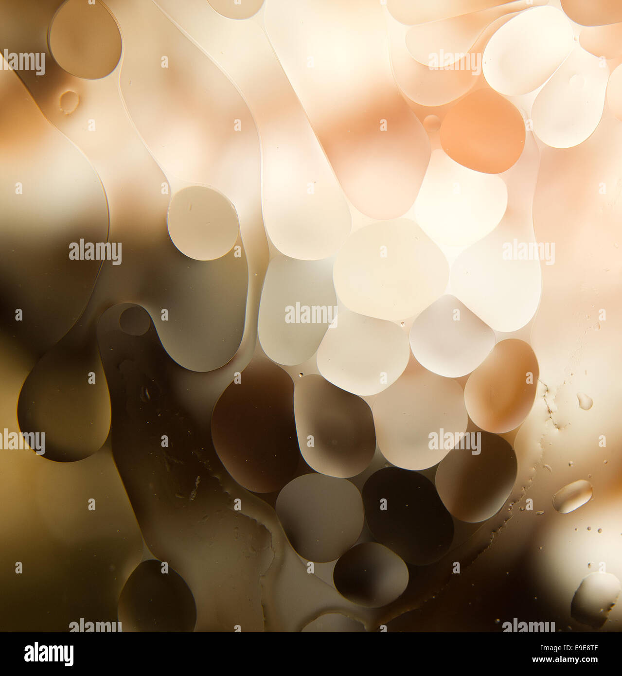 Acqua e olio. gocce di olio su acqua abstract Foto Stock