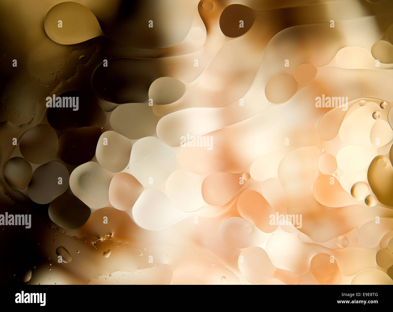 Acqua e olio. gocce di olio su acqua abstract Foto Stock