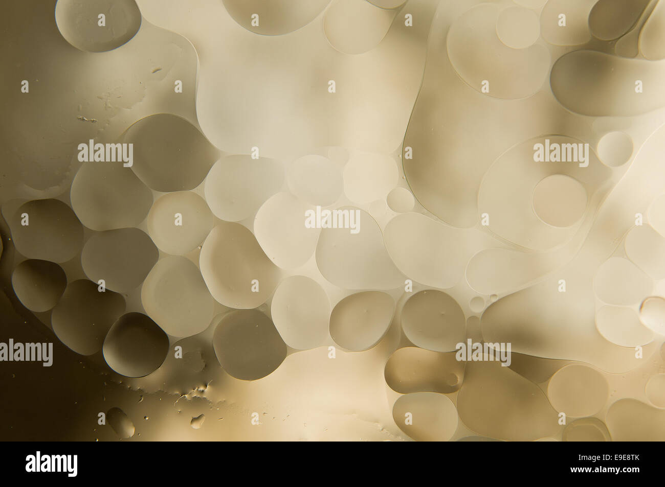 Acqua e olio. gocce di olio su acqua abstract Foto Stock