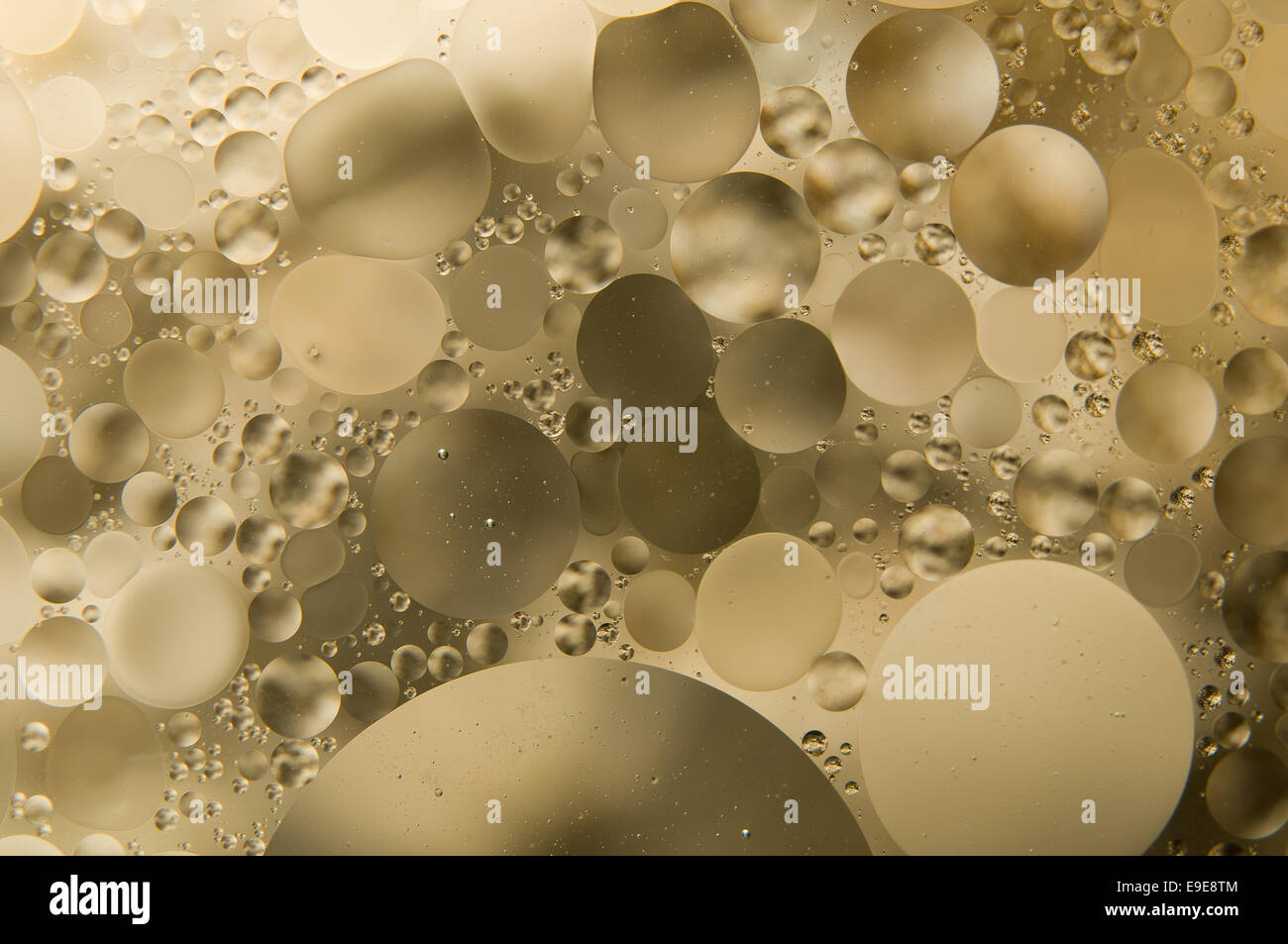 Acqua e olio. gocce di olio su acqua abstract Foto Stock