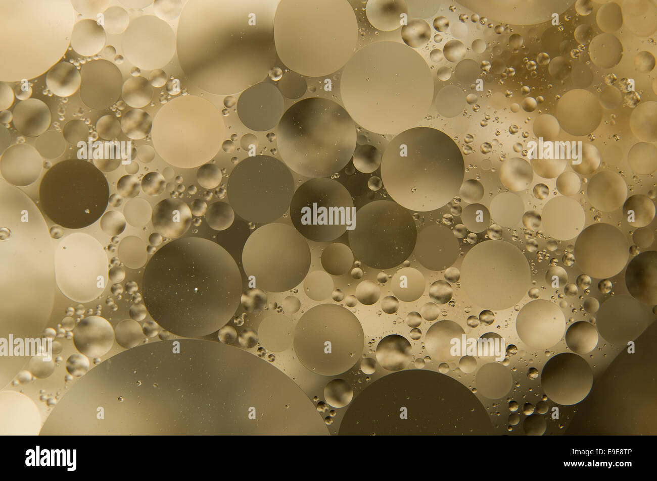 Acqua e olio. gocce di olio su acqua abstract Foto Stock