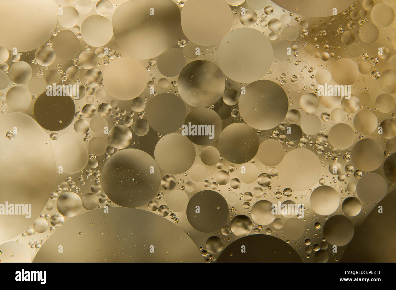 Acqua e olio. gocce di olio su acqua abstract Foto Stock