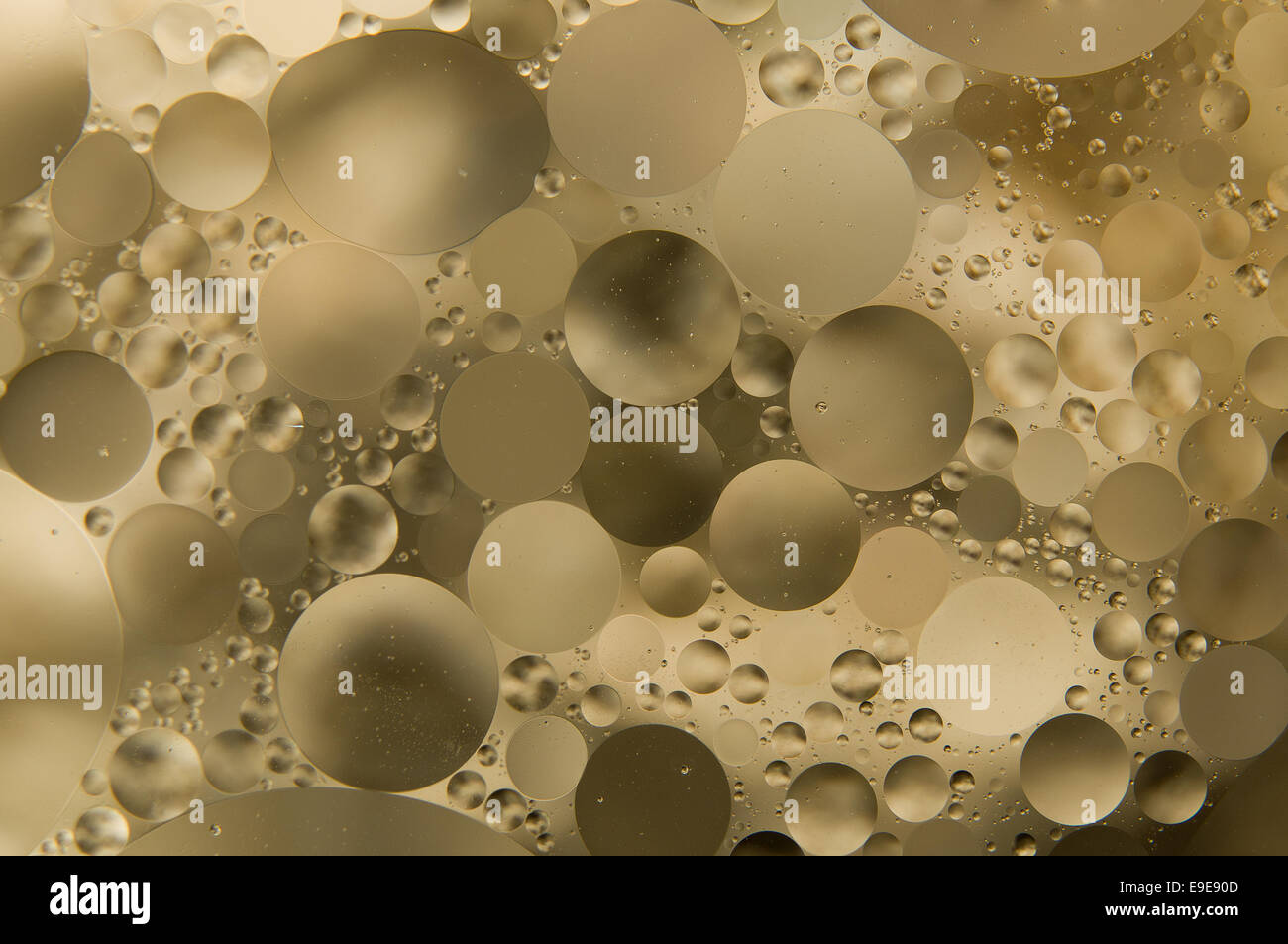 Acqua e olio. gocce di olio su acqua abstract Foto Stock