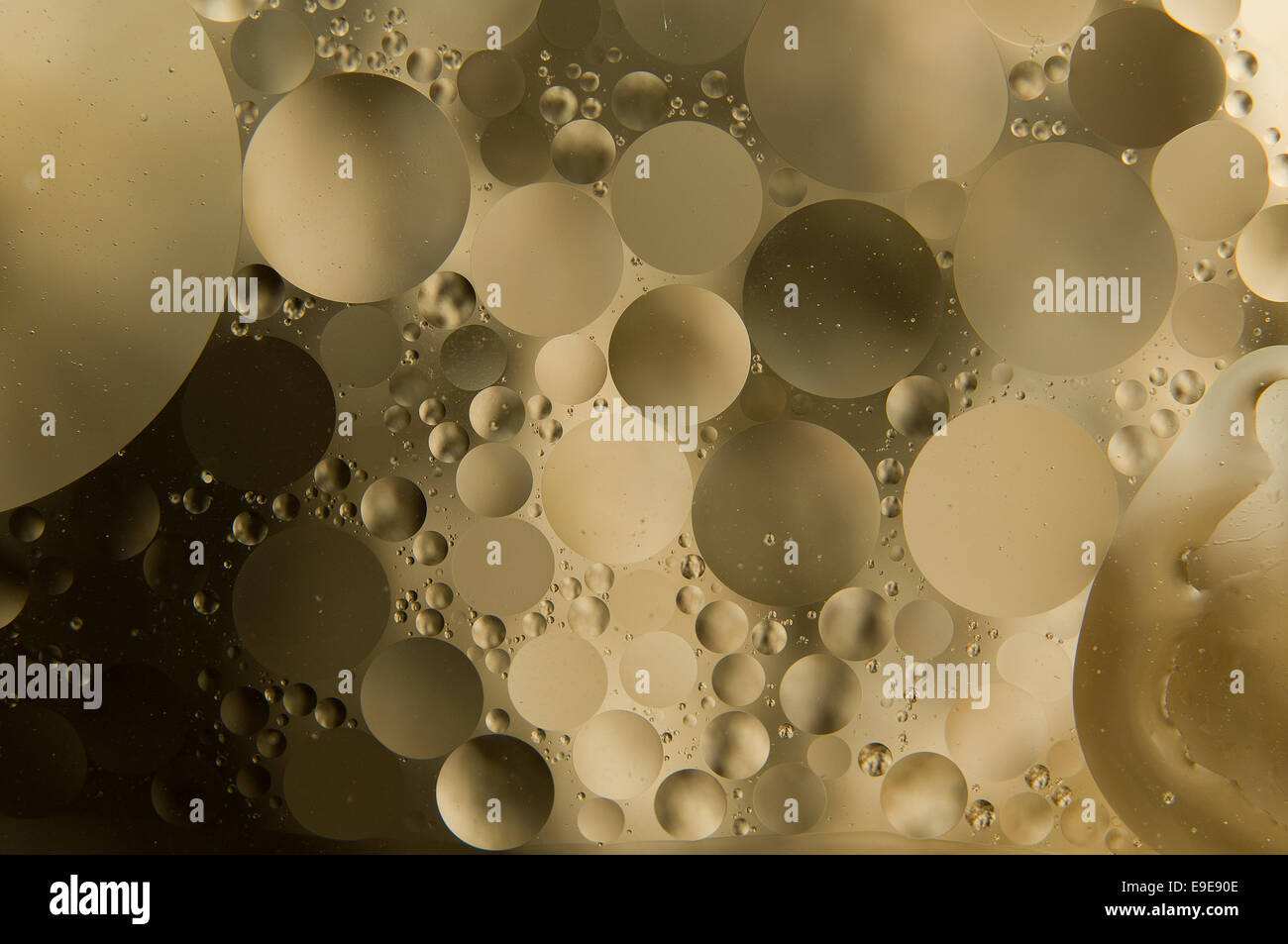 Acqua e olio. gocce di olio su acqua abstract Foto Stock