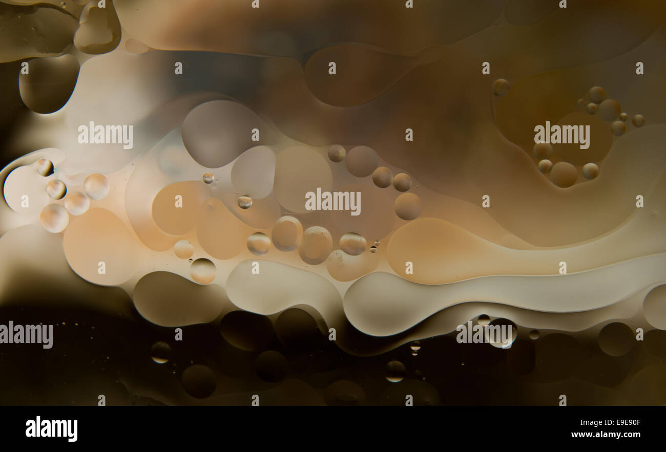 Acqua e olio. gocce di olio su acqua abstract Foto Stock