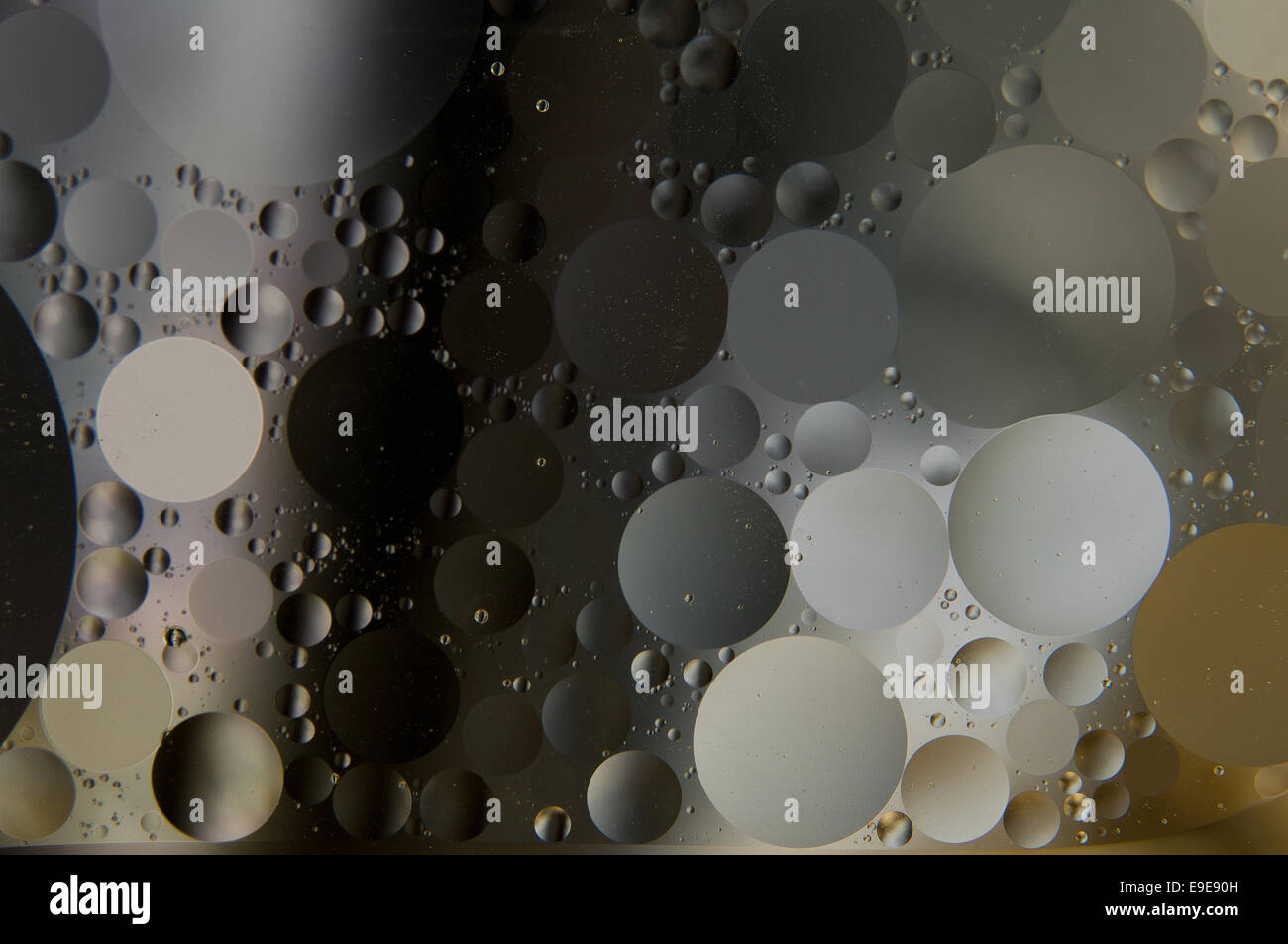 Acqua e olio. gocce di olio su acqua abstract Foto Stock