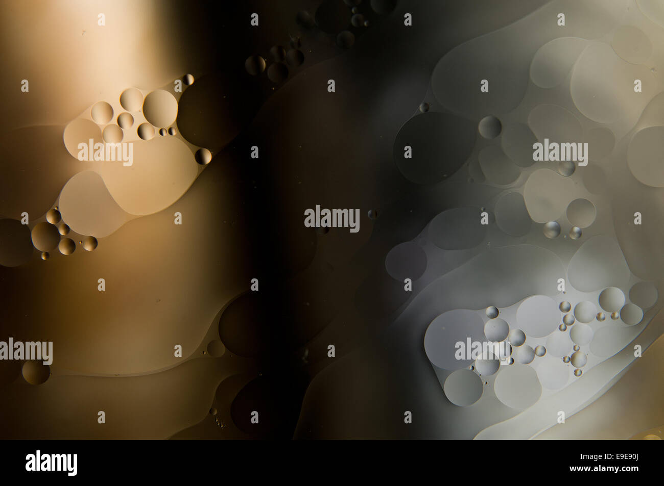 Acqua e olio. gocce di olio su acqua abstract Foto Stock