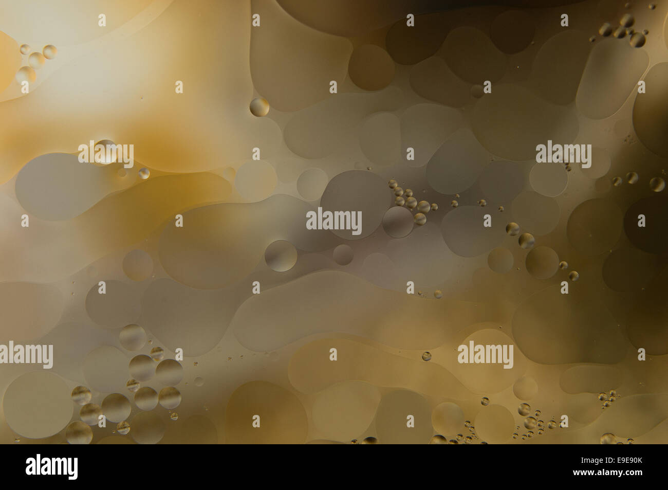 Acqua e olio. gocce di olio su acqua abstract Foto Stock