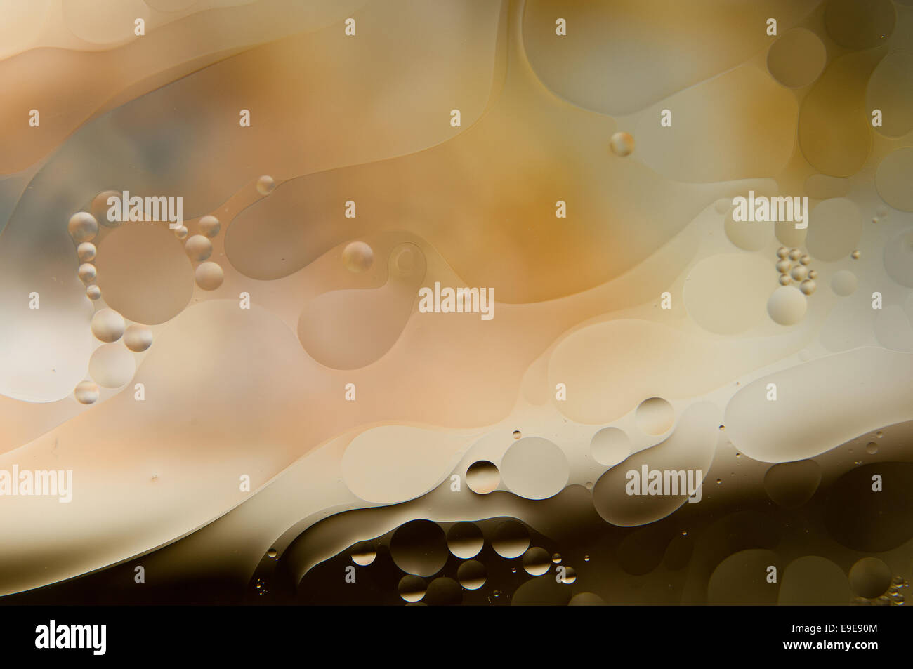 Acqua e olio. gocce di olio su acqua abstract Foto Stock