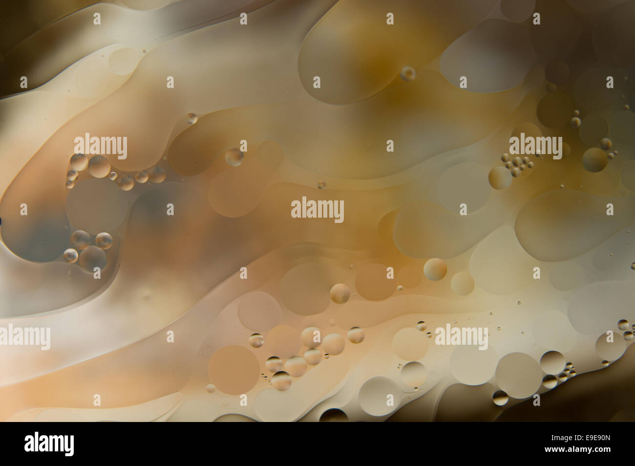 Acqua e olio. gocce di olio su acqua abstract Foto Stock