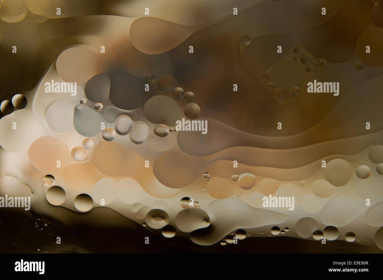 Acqua e olio. gocce di olio su acqua abstract Foto Stock