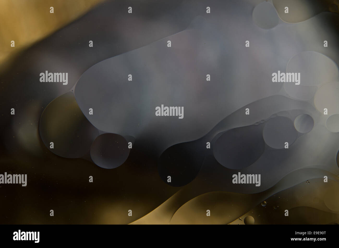 Acqua e olio. gocce di olio su acqua abstract Foto Stock