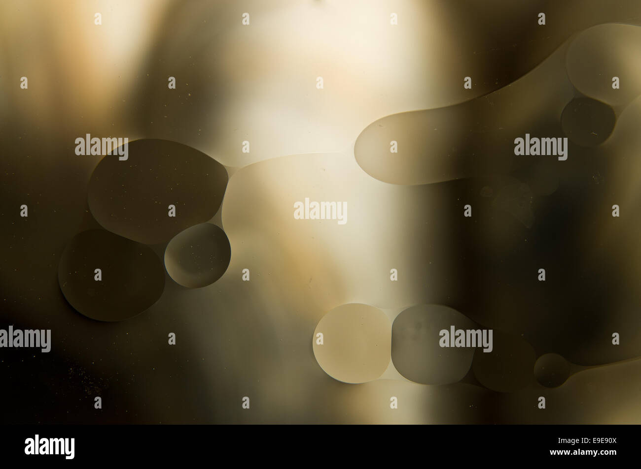 Acqua e olio. gocce di olio su acqua abstract Foto Stock