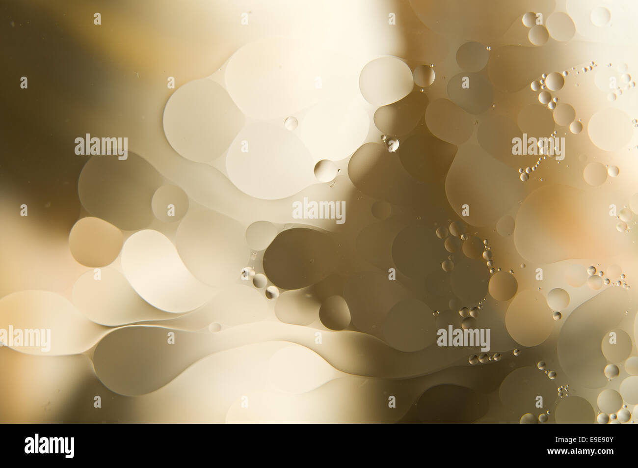 Acqua e olio. gocce di olio su acqua abstract Foto Stock