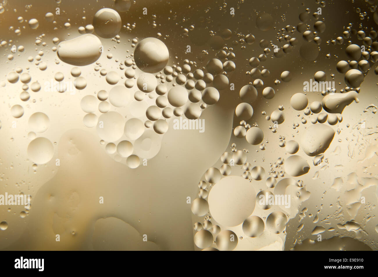 Acqua e olio. gocce di olio su acqua abstract Foto Stock