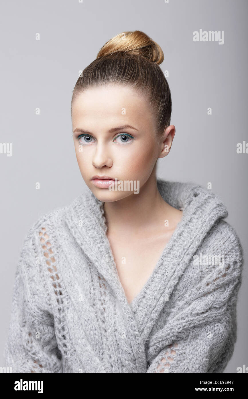 Studio Ritratto di giovane donna in grigio Cardigan di lana Foto Stock