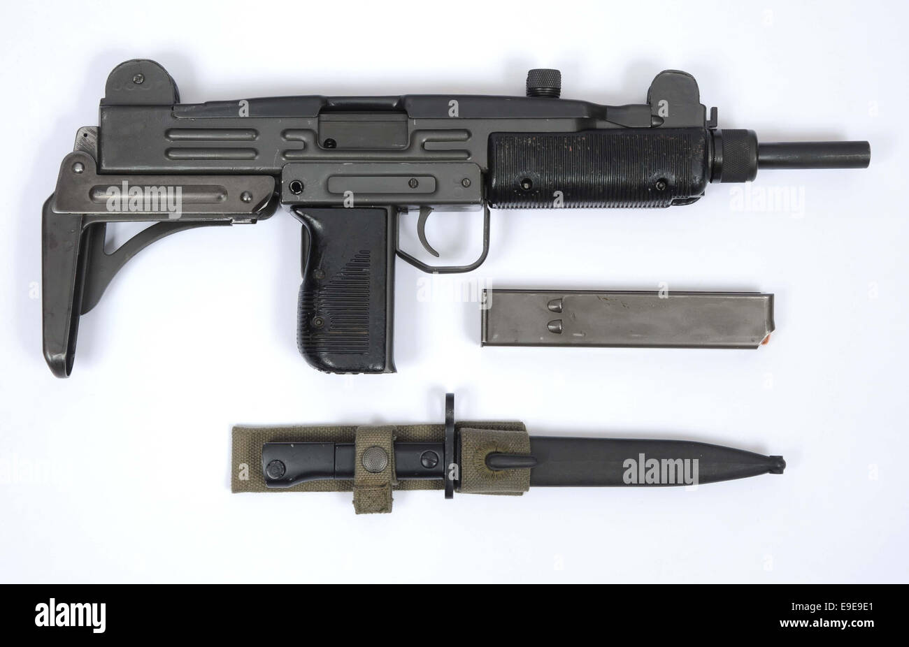 La famigerata UZI SMG con la baionetta come utilizzato dall esercito israeliano e delle forze speciali in tutto il mondo. Arma REALE Foto Stock
