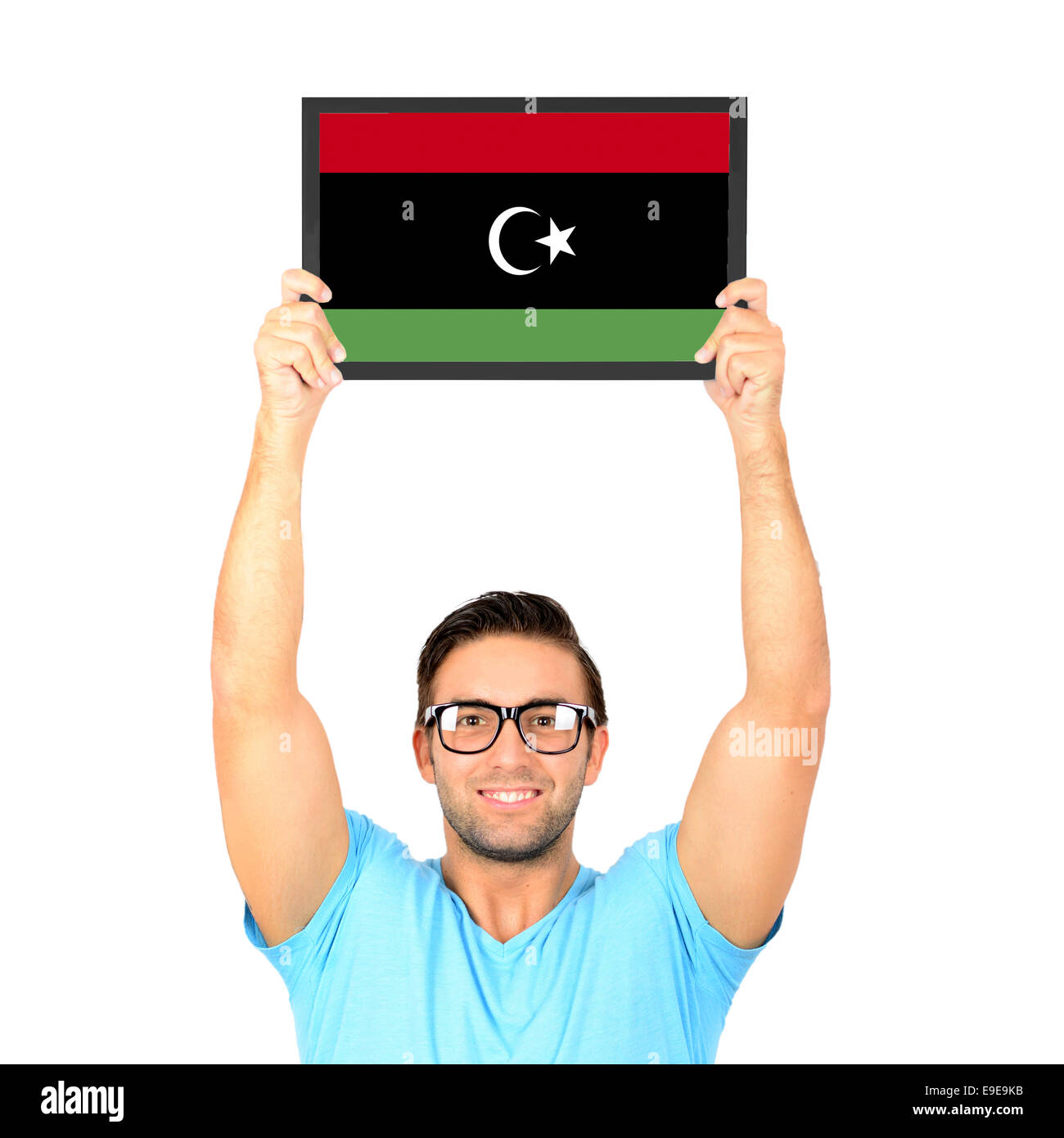 Ritratto di un giovane uomo informale tenendo su scheda con bandiera nazionale della Libia Foto Stock