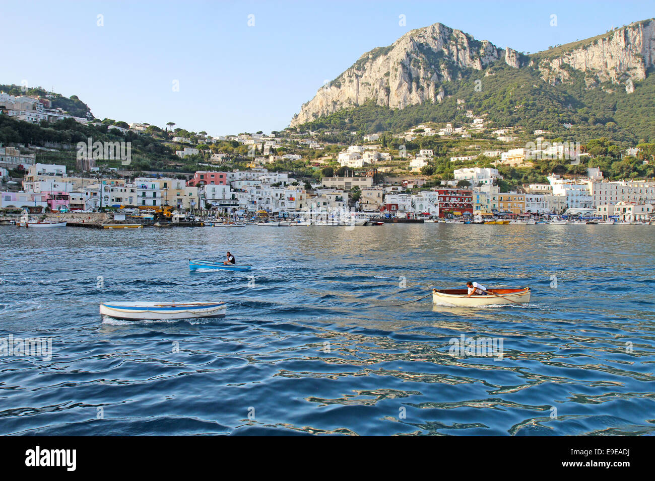 Blue Grotto barcaioli lasciando al lavoro la mattina da Marina Grande di Capri, Italia Foto Stock