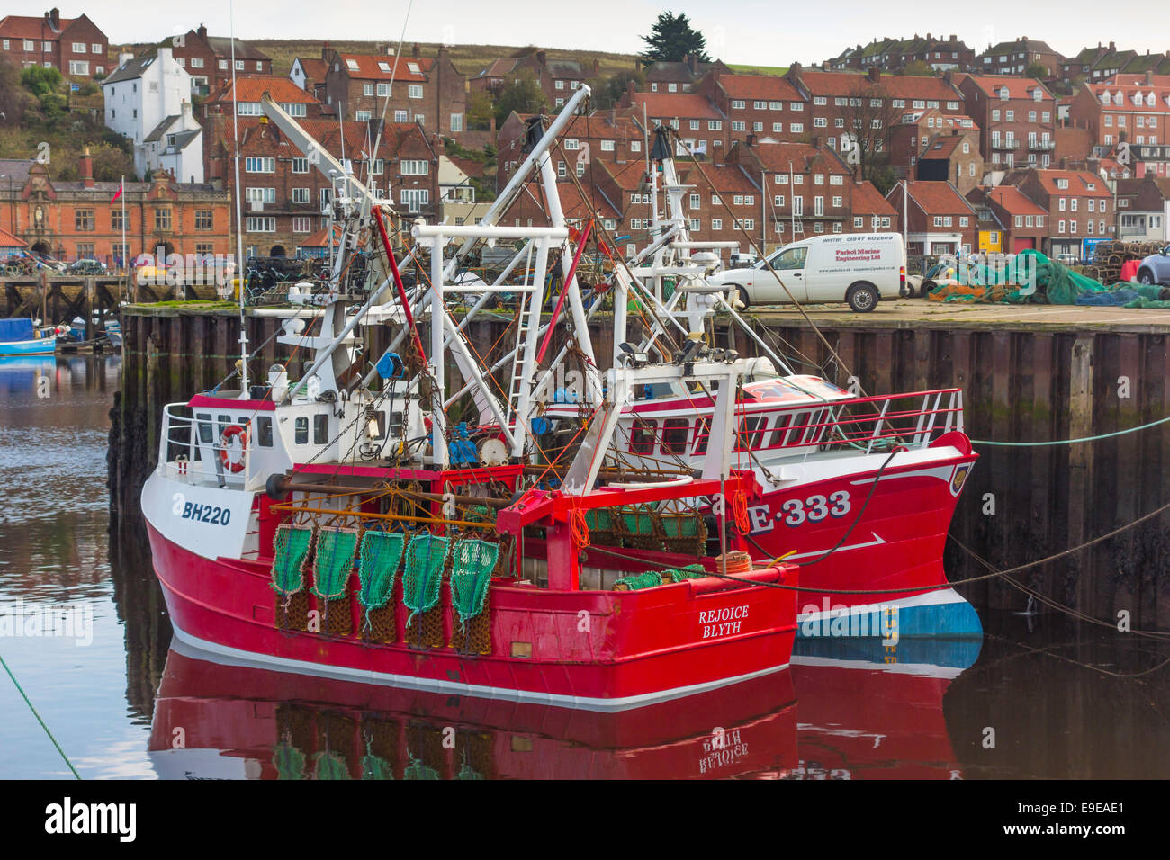 Rosso capesante specializzati barca da pesca di gioire di Blyth B220 ormeggiato a Whitby, North Yorkshire. Foto Stock