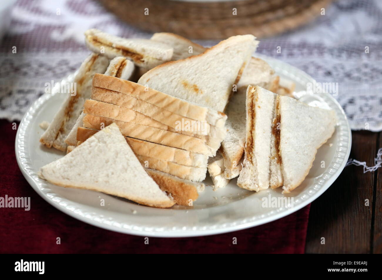 Swansea, Regno Unito. Sabato 25 ottobre 2014 nell'immagine: Marmite panini per un tè pomeridiano a Dylan Thomas' luogo di nascita. Re: Dylan Thomas compleanno le celebrazioni del centenario presso il suo luogo di nascita, 5 unità Cwmdonkin, Swansea, Galles del Sud. Foto Stock