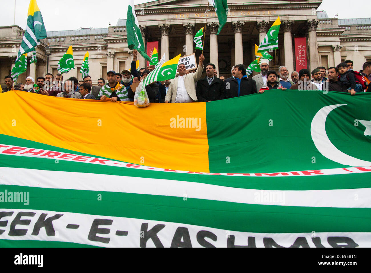 Trafalgar Square, Londra, 26 ottobre 2014. Migliaia di Kashmiris a Londra dimostrano in Trafalgar Square prima di marciare a Downing Street per consegnare una petizione chiedendo per la Gran Bretagna è il supporto nel porre fine all'occupazione del Kashmir in India. Foto Stock