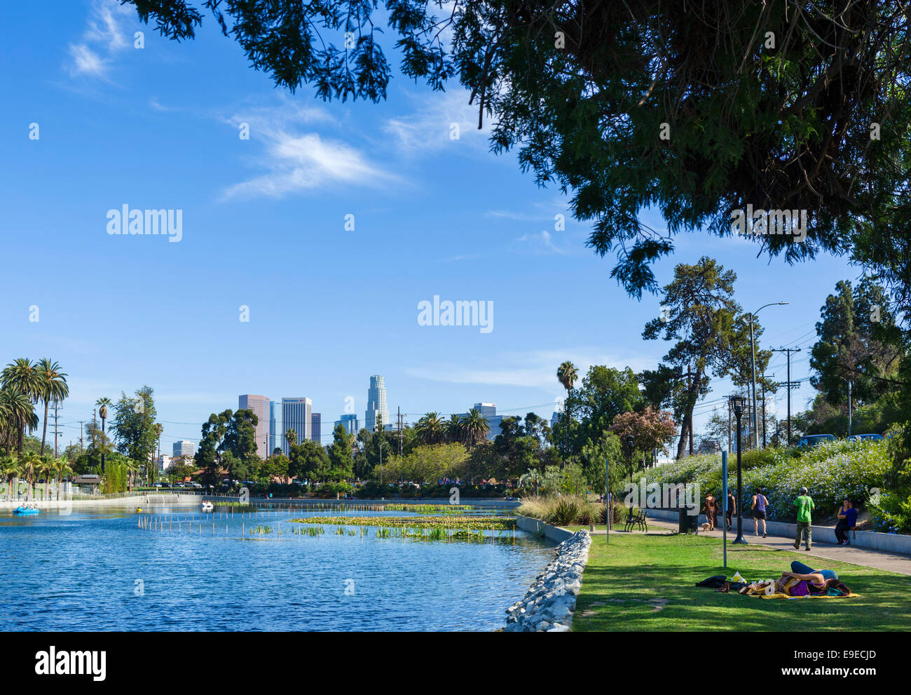 Echo Park con il downtown skyline della città in distanza, Los Angeles, California, Stati Uniti d'America Foto Stock