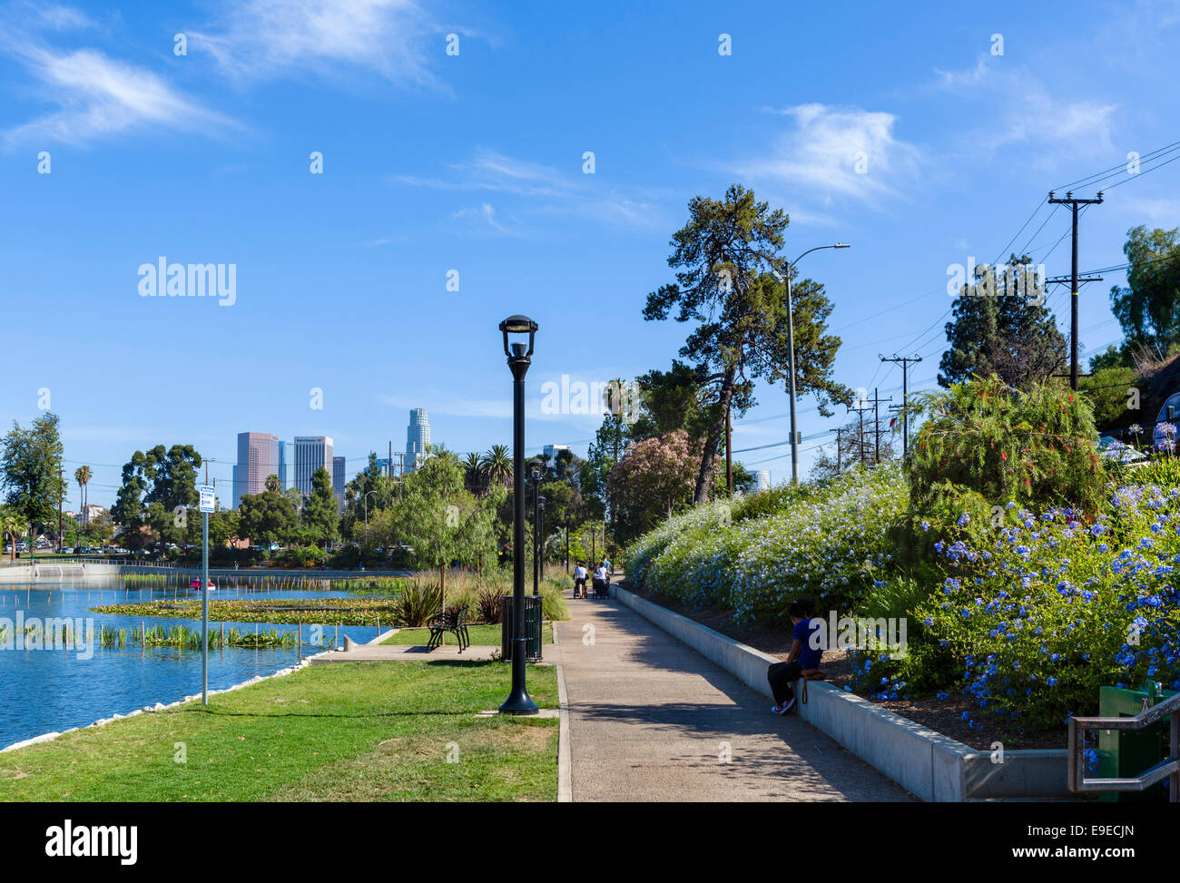 Echo Park con il downtown skyline della città in distanza, Los Angeles, California, Stati Uniti d'America Foto Stock