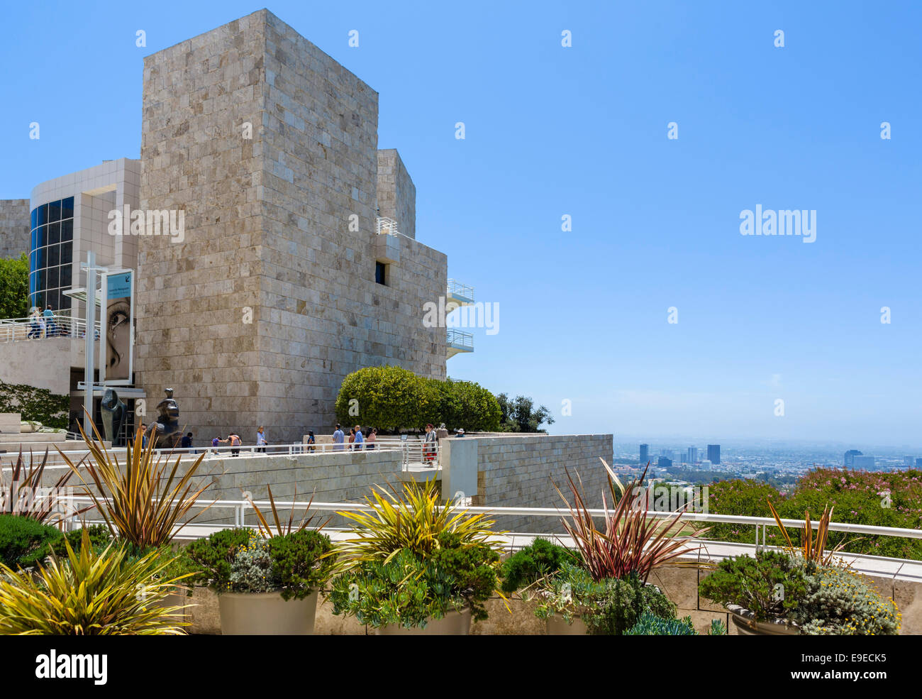 Il Getty Center complesso museale sulla sommità di una collina che domina la città di Los Angeles, Brentwood, Los Angeles, California, Stati Uniti d'America Foto Stock