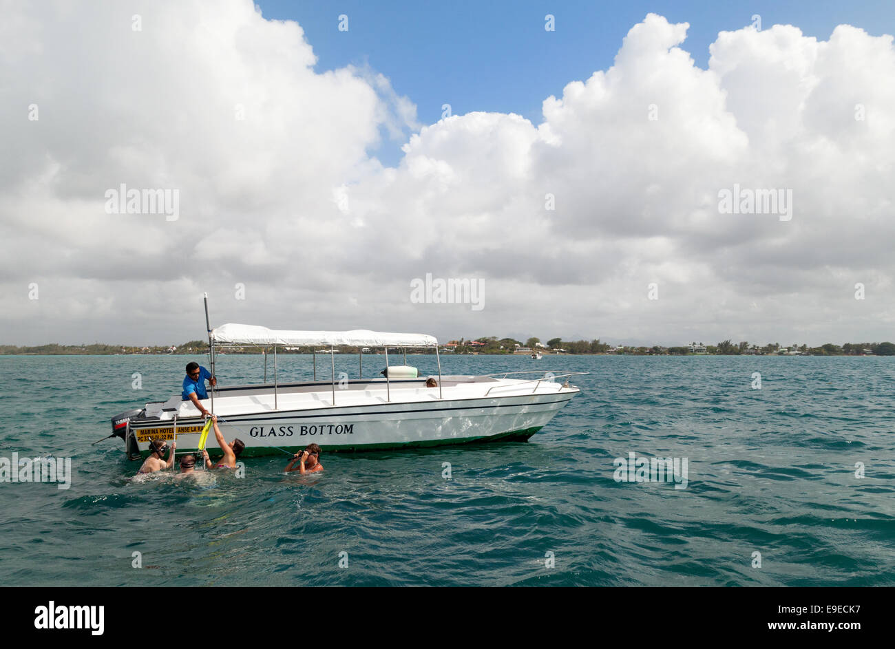 I turisti di fare snorkeling una barca dal fondo di vetro, Oceano Indiano, Mauritius Foto Stock
