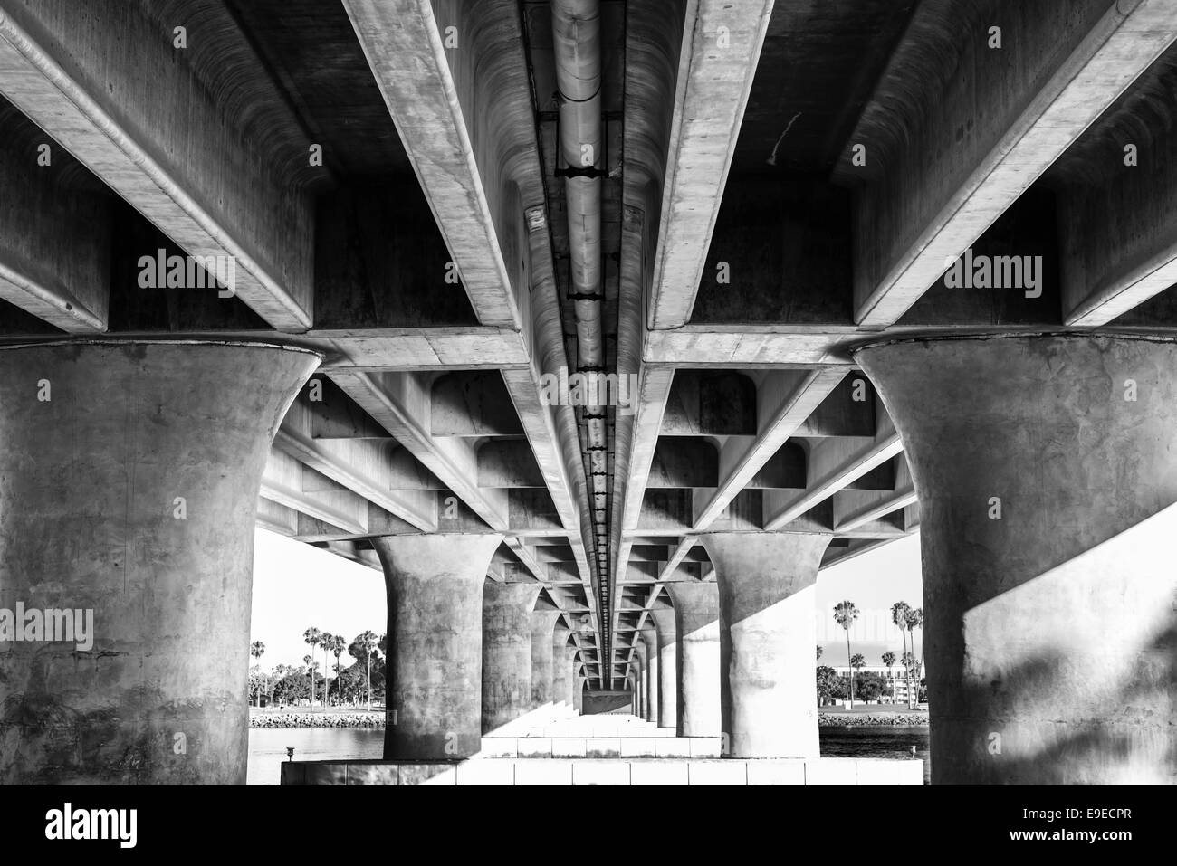 Vista del lato inferiore del West Mission Bay Bridge di dr. Colonne di cemento in bianco e nero. San Diego, California. Foto Stock
