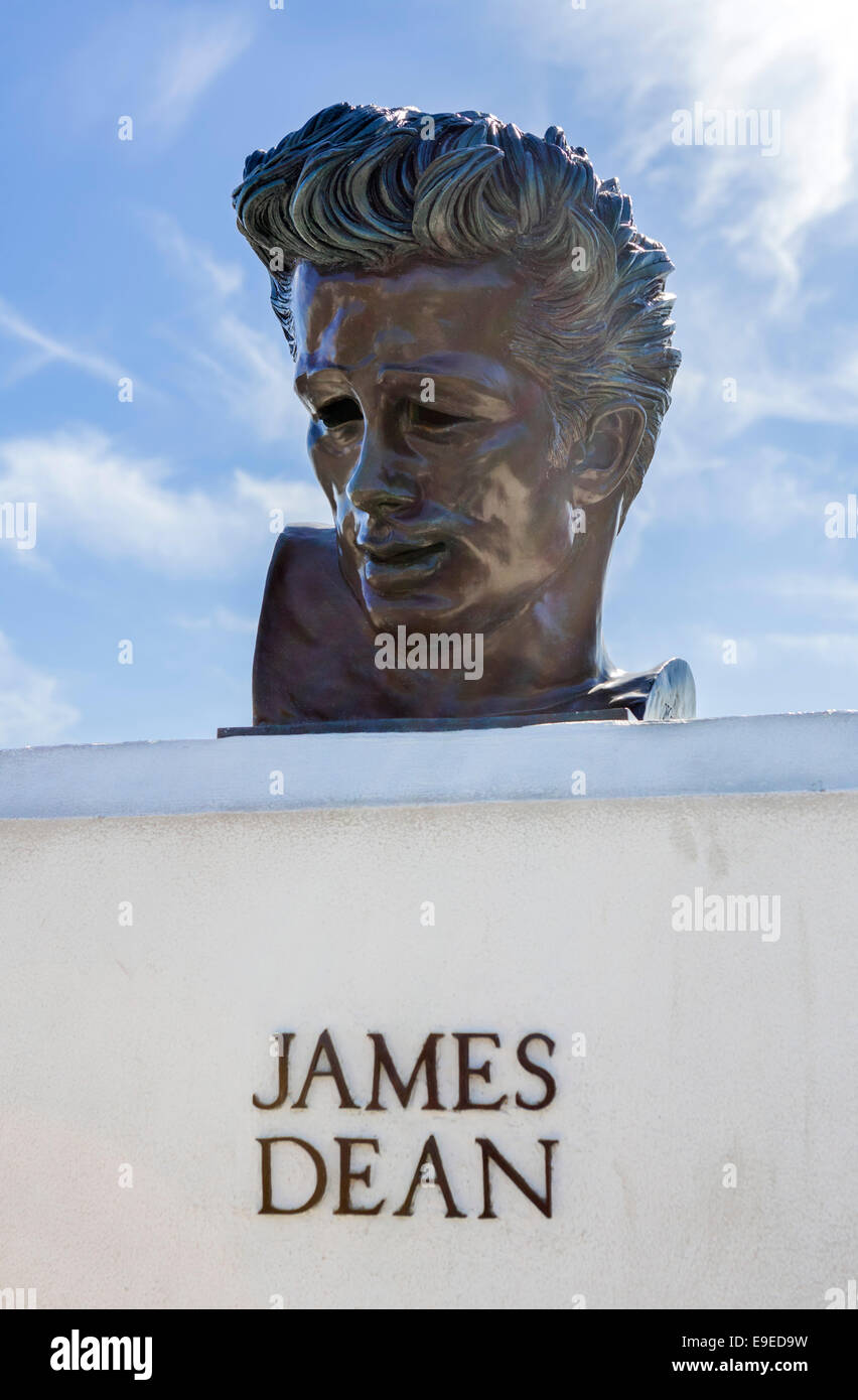 Busto dell'attore James Dean al di fuori dell'Osservatorio Griffith, Griffith Park, Los Angeles, California, Stati Uniti d'America Foto Stock