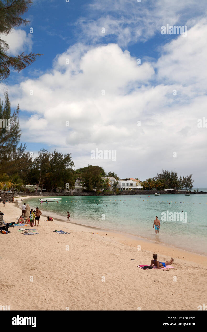 La gente a prendere il sole sulla spiaggia di Pereybere, costa nord di Mauritius Foto Stock