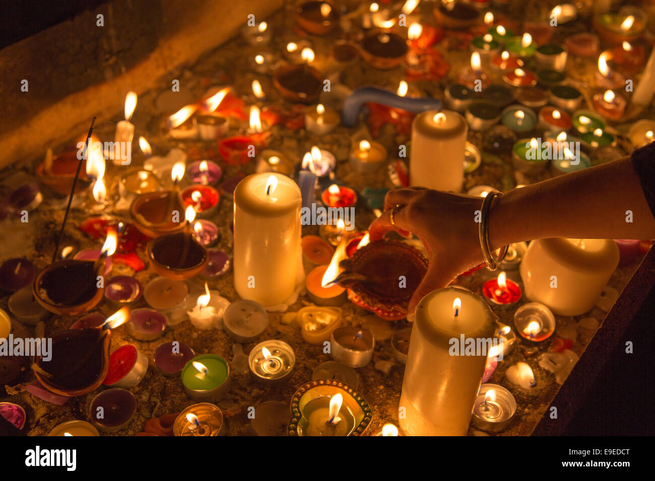 I sikh Divali illuminazione candele fuori del Gurdwara Foto Stock