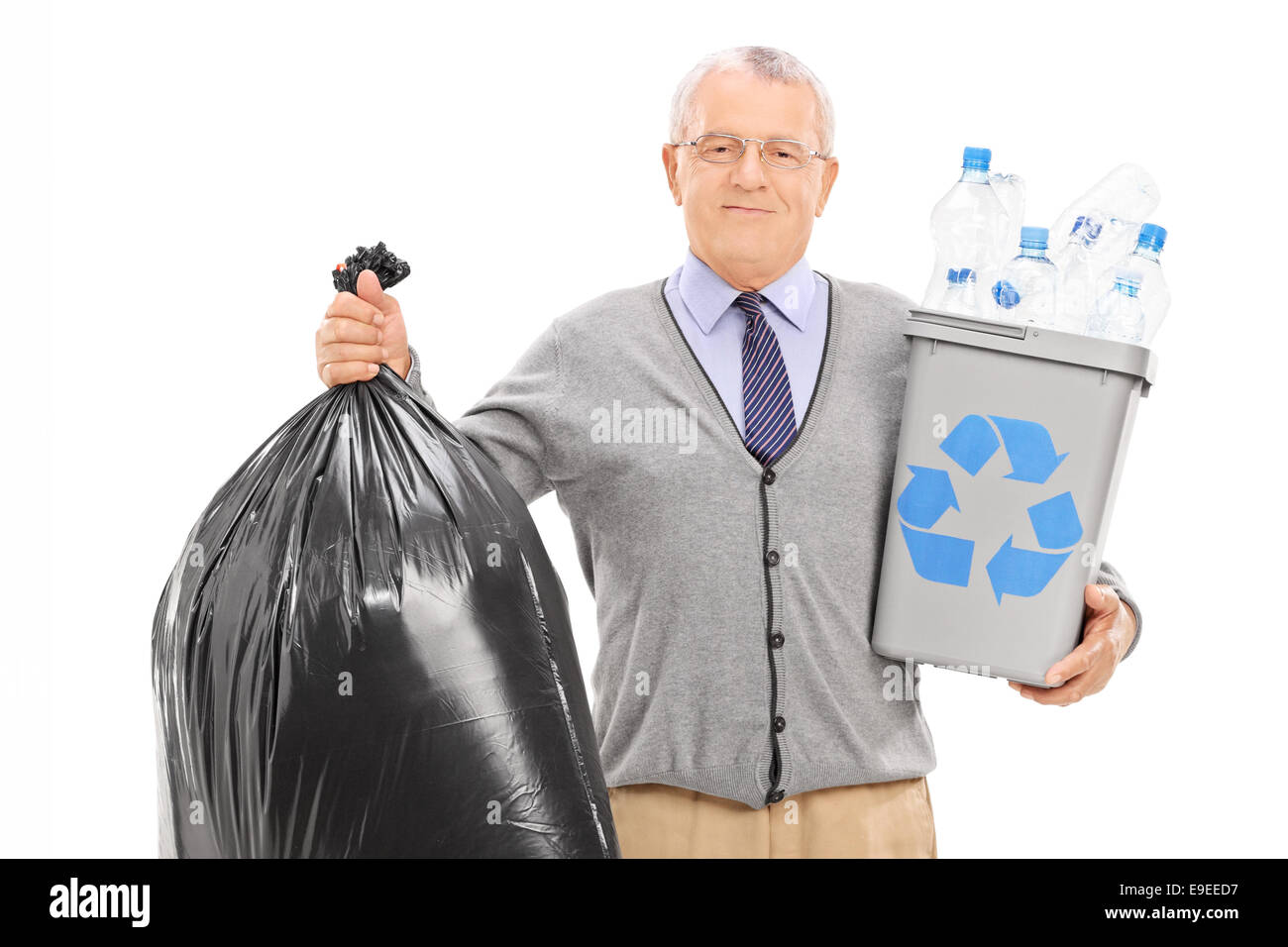 Senior tenendo un cestino e un sacchetto di immondizia isolati su sfondo bianco Foto Stock