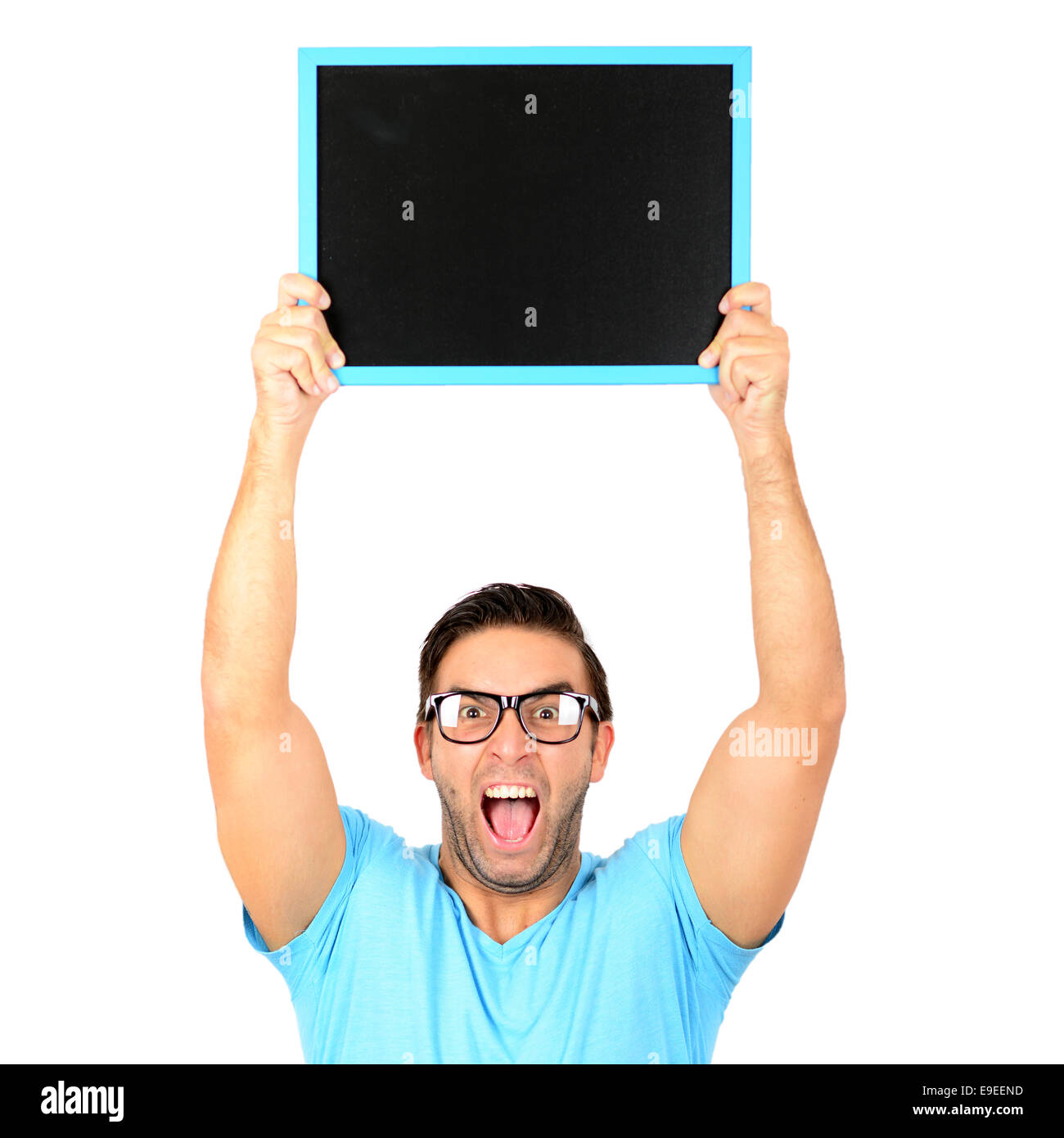 Ritratto di un giovane uomo che urlava e che mostra un vuoto tabellone nero su sfondo bianco Foto Stock