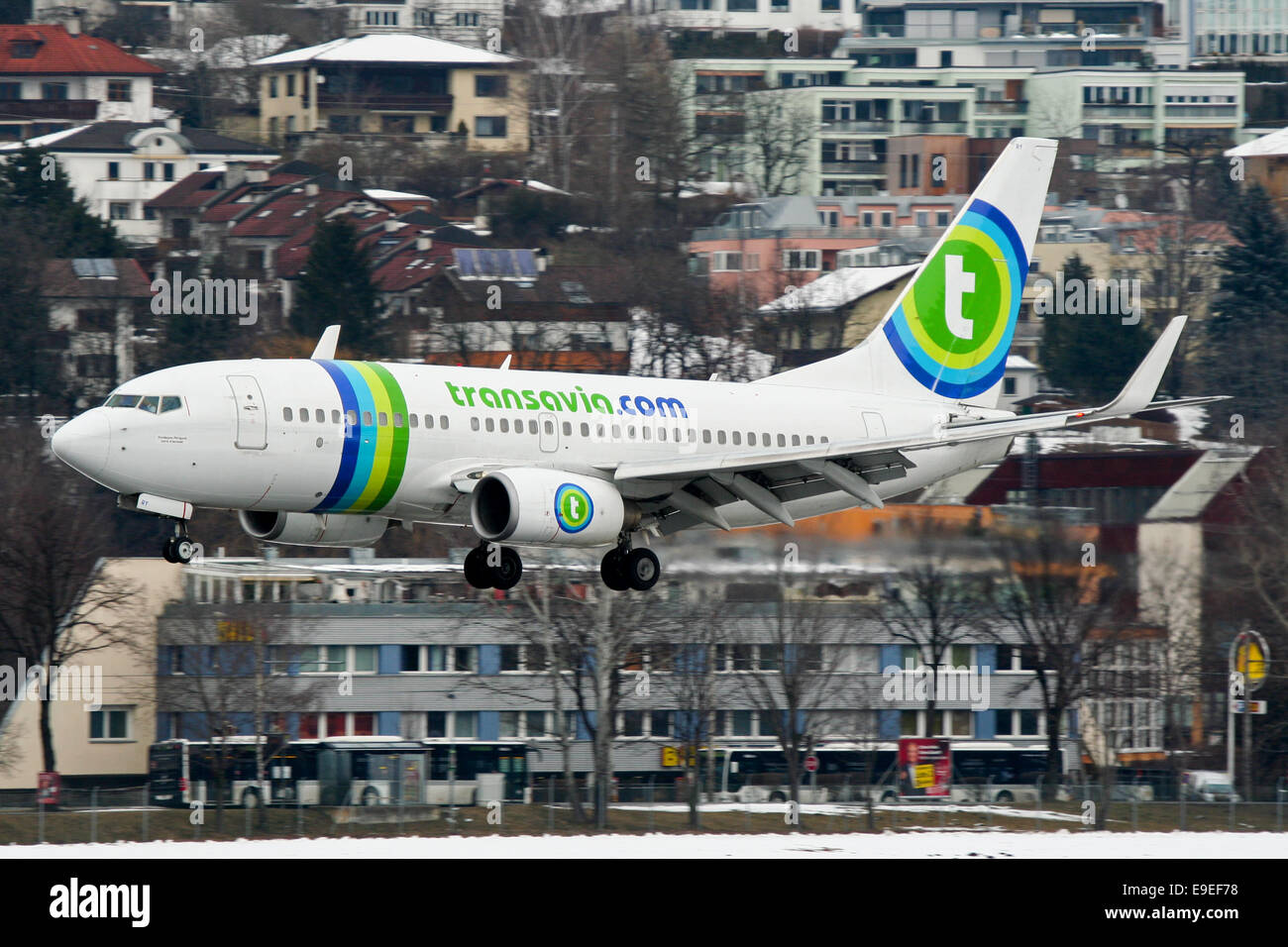 Transavia Boeing 737-700 approcci pista 26 all'aeroporto di Innsbruck. Foto Stock